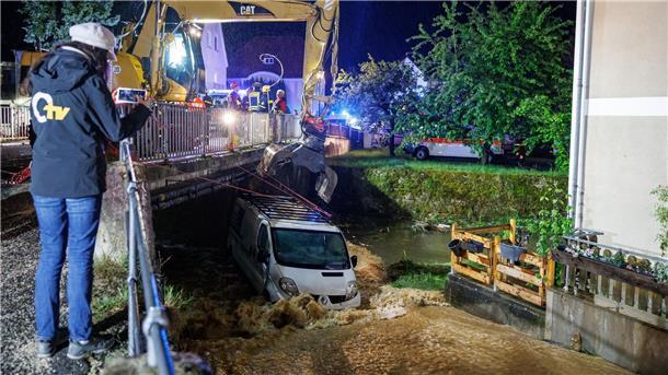 Mit einem Bagger musste dieser Kastenwagen im bayerischen Kastl geborgen werden.