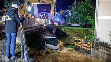 Mit einem Bagger musste dieser Kastenwagen im bayerischen Kastl geborgen werden.