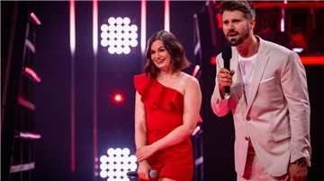 Mit einem bekannten Zungenbrecher-Song hat Charlotte Torchalla aus Schiffdorf bei den Sing-Offs das Publikum, die Jury und Moderator Thore Schölermann (rechts) begeistert.