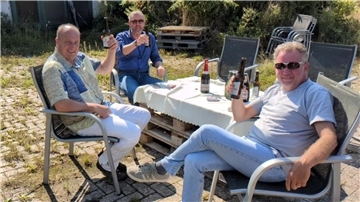 Mit einem Bier stoßen Falko Wahls-Seedorff, Tante-Enso Geschäftsführer Thorsten Bausch und Bauherr Hinrich Meisterknecht (v.l.n.r.) auf den Kauf des Grundstücks an der Osterstader Straße in Sandstedt an. Hier soll demnächst ein "Tante Enso-Supermarkt" die Nahversorgung stärken.
