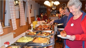 Mit einem deftigen Haxen-Essen starteten die Teilnehmer in ihren Urlaub.