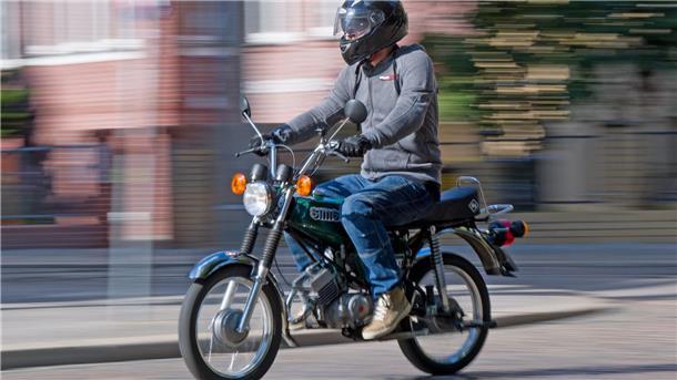 15-Jähriger fährt mit Kennzeichen von 1986 Mit einem fast 40 Jahre alten Versicherungskennzeichen ist ein 15-Jähriger auf einem Mofa unterwegs gewesen. (Symbolbild)
