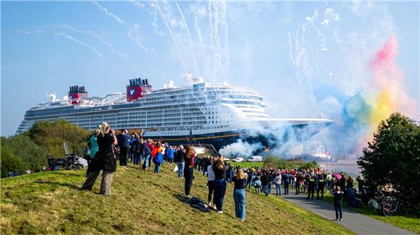 Mit einem Feuerwerk wird die „Disney Treasure“ verabschiedet.