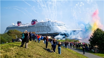 Mit einem Feuerwerk wird die „Disney Treasure“ verabschiedet.