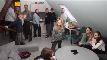 Mit einem gemeinsamen Waffelbacken und -essen präsentierten die Jugendlichen in Hollen offiziell den grundsanierten Jugendraum. Foto: Kistner 