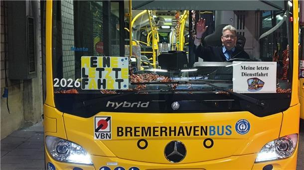 Mit einem geschmückten Bus geht es für Frank Seebeck auf Abschiedstour.