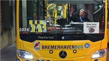 Mit einem geschmückten Bus geht es für Frank Seebeck auf Abschiedstour.