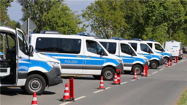 Polizeifahrzeuge auf einer Straße.