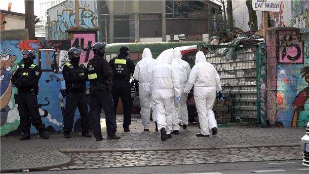 RAF-Fahndung: Weitere Durchsuchung in Berlin Mit einem Großaufgebot rücken Einsatzkräfte der Polizei und der LKA aus.