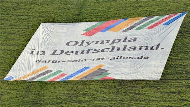 Umfrage: Mehrheit für deutsche Olympia-Bewerbung Mit einem großen Bann auf dem Olympiaberg wird für eine Münchner Sommerspiel-Bewerbung geworben. (Archivfoto)