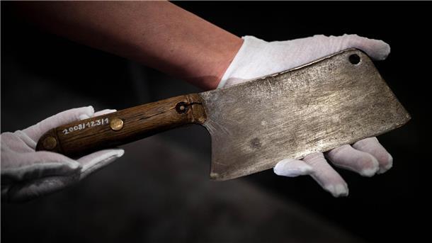 Serienmörder Fritz Haarmann: „Werwolf von Hannover“ tötete 24 junge Männer Das mutmaßliche Tatwerkzeug des Massenmörders Fritz Haarmann wird im Polizeimuseum Niedersachsen gezeigt.