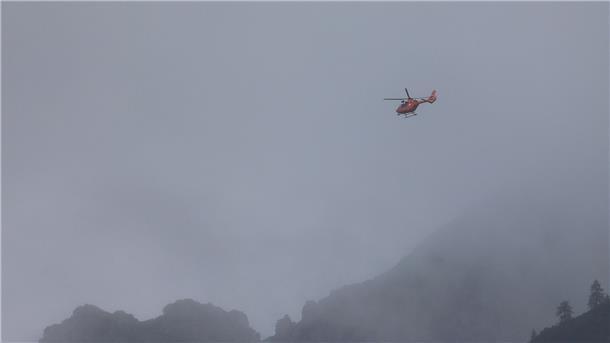 Mit einem Hubschrauber suchen Rettungskräfte der Bergwacht bei Berchtesgaden am Hochkalter nach einem vermissten Wanderer.