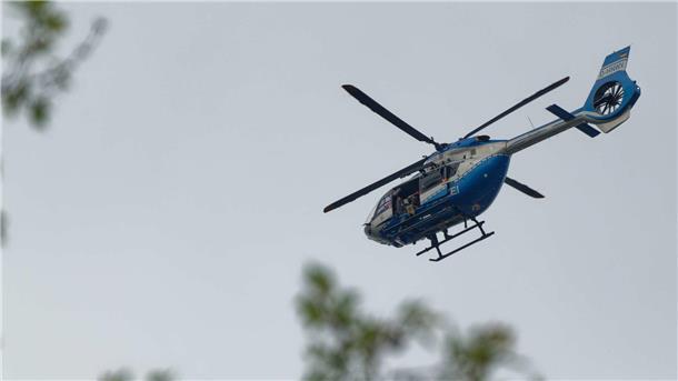 Mit einem Hubschrauber wie diesem hat die Rotenburger Polizei in der Nacht zum Montag nach den verschwundenen Insassen eines verunglückten Autos gesucht. (Symbolbild)