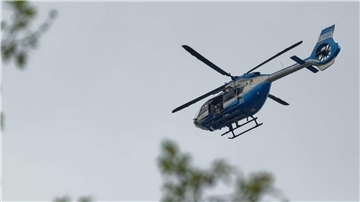 Mit einem Hubschrauber wie diesem hat die Rotenburger Polizei in der Nacht zum Montag nach den verschwundenen Insassen eines verunglückten Autos gesucht. (Symbolbild)