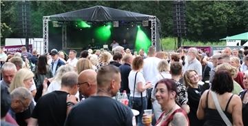 Mit einem kalten Getränk und guter Laune genießen die Besucher den diesjährigen Aelternabend in Zeven.