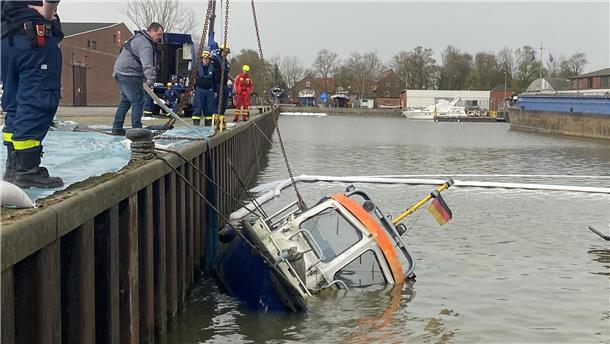 Ein gesunkenes Boot wird geborgen
