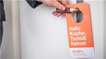 Mit einem Kupfer-Tape der Firma Statex sollen Viren und Keime auf Türklinken abgetötet werden – auch in Bremerhaven wurde das Tape hundertfach verkauft. Doch der Nachweis der Wirksamkeit ist für den Bremer Virologen Andreas Dotzauer von der Uni Bremen noch nicht erbracht.