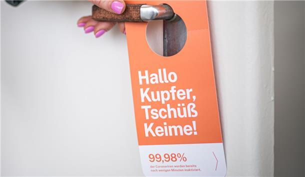 Mit einem Kupfer-Tape der Firma Statex sollen Viren und Keime auf Türklinken abgetötet werden - auch Corona. Die Verbraucherzentrale Bremen prüft, ob eine Verbrauchertäuschung vorliegt. Foto: Hartmann