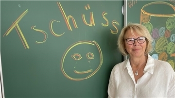 Mit einem Lachen und einem Weinen: Christine Thaden-Decken verabschiedet sich von der Grundschule Butjadingen. Sie war dort 25 Jahre Lehrerin und zehn Jahre Schulleiterin.
