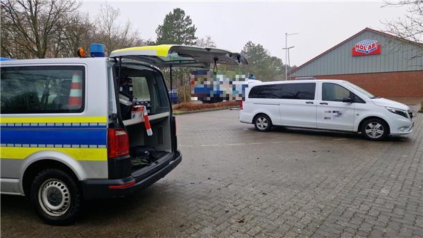 Ein Polizeiwagen steht mit geöffneter Heckklappe auf einem Supermarktparkplatz. Zuvor war dort eine Seniorin von einem Lkw überfahren worden. 