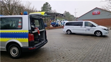 Ein Polizeiwagen steht mit geöffneter Heckklappe auf einem Supermarktparkplatz. Zuvor war dort eine Seniorin von einem Lkw überfahren worden. 