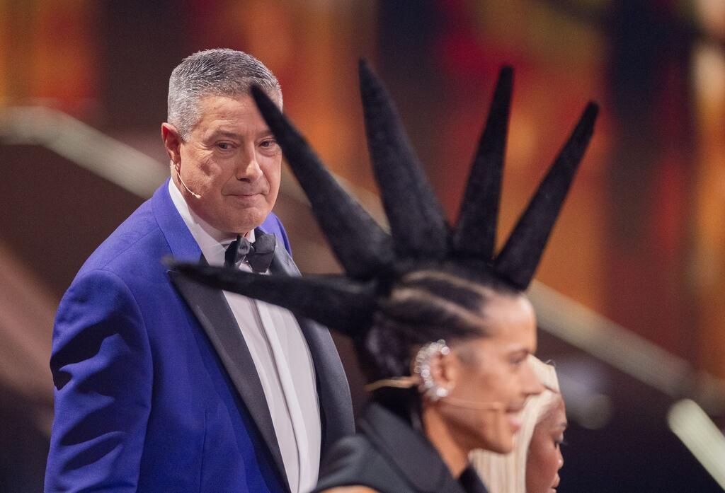 Kelly-Spross tanzt bei „Let’s Dance“ allen davon Mit einem leisen Schmunzel betrachtet Joachim Llambi die Frisur von Jorge González.