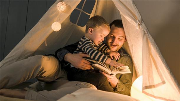 Mit einem Märchenzelt schafft man eine gemütliche Kulisse. Mit den richtigen Tricks, bringt das die Atmosphäre zum Knistern.
