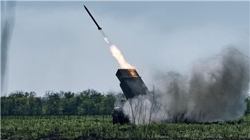 Mit einem Mehrfachraketenwerfer werden russische Stellungen an der Frontlinie in der Nähe von Bachmut attackiert.