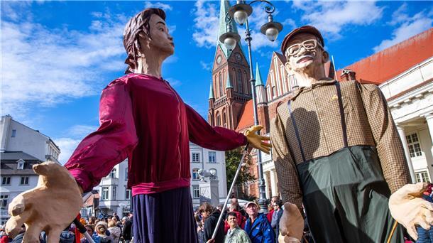 Mit einem ökumenischen Gottesdienst im Dom und einem Staatsakt im Mecklenburgischen Staatstheater werden die Feiern zum Tag der Einheit in Schwerin fortgesetzt.