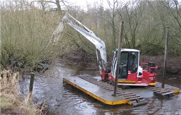 Ein Schwimmbagger auf der Oste.