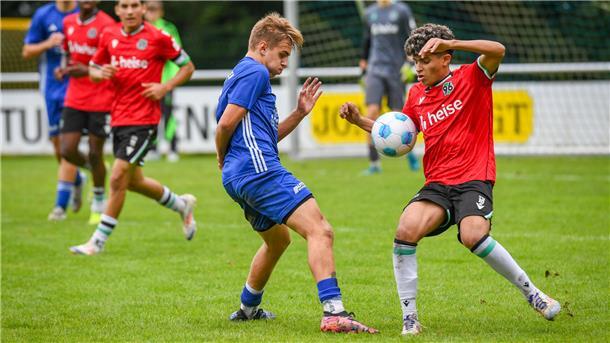 Mit einem Sonntagsschuss führte Tyler Alberto Bechtold Ferreira (links) die U17-Regionalliga-Fußballer des JFV Bremerhaven zum Sieg gegen Hannover 96. 