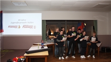 Mit einem Ständchen begeisterten die Hollener Jugendfeuerwehrmitglieder ihre Jubiläumsgäste.