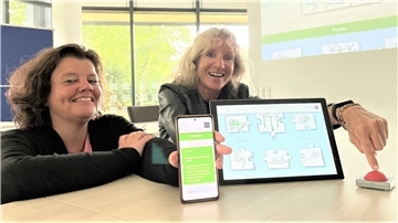Mit einem symbolischen Druck auf den Buzzer haben Stadträtin Gabi Kasten (links) und Projektleiterin Britta Murawski die neue Smart-City-Homepage scharfgeschaltet. 