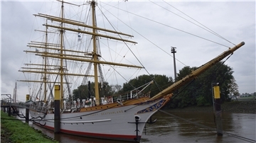 Mit einem umfassenden Hilfsangebot will der Senat den Trägerverein davon überzeugen, die „Schulschiff Deutschland“ in Vegesack zu belassen.