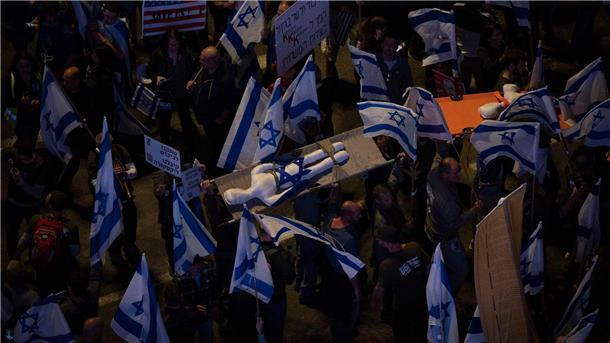 Mit einem ungewöhnlichen Protest - eine ausgestopfte Puppe auf einer Trage - demonstrieren israelische Militärreservisten in Tel Aviv gegen die Justizreform.