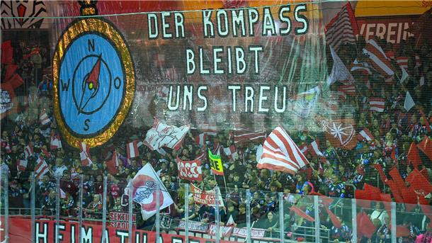 Fans der Fischtown Pinguins zeigen ein Banner. 