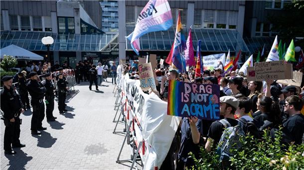 Mut zum Anderssein: Drag-Lesung für Kinder sorgt für Protest Mit einer Demonstration zeigten zahlreiche Menschen Solidarität mit den Drag-Künstlern und unterstützten die Veranstaltung.