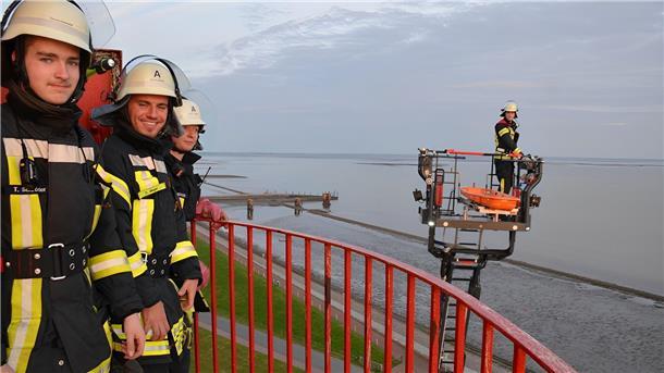 Mit einer Drehleiter der Feuerwehr Nordenham ist auch die obere Besucherplattform in 34,50 Meter Höhe in Notfällen erreichbar.