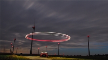 Mit einer Drohne kann man schön Fotomotive erstellen. Michael Jentsch hat dieses Schmuckstück mit einer Langzeitbelichtung erstellt - inmitten von Windrädern.