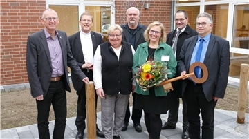Mit einer Feierstunde wurde die Kindertagesstätte Johanni in Bexhövede eingeweiht. Darüber freuen sich (von links) Loxstedts Bürgermeister Detlef Wellbrock, Regionalbischof Hans Christian Brandy, Bexhövedes Ortsvorsteherin Silvia Pauper, Architekt Gerd Meyer, Kita-Leiterin Nina Klawonn, Superintendent Albrecht Preisler und Pastor Thomas Casper, Vorsitzender des ev.-luth. Kindertagesstättenverbands Wesermünde.