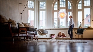 Mit einer funktionalen und zugleich edlen Inneneinrichtung im skandinavischen Stil der 1950er und 60er Jahre will die Familie Tönißen das alte Haus mit der Gegenwart vereinen.