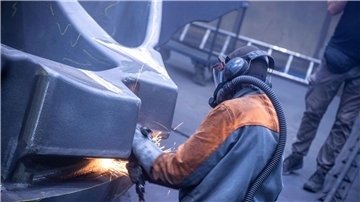 Arbeiter am Schweißgerät