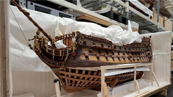 Der hölzerne Rumpf eines Schiffsmodells