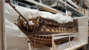 Der hölzerne Rumpf eines Schiffsmodells