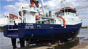 Mit einer Slipanlage wurde das „Uthörn“-Nachfolgeschiff in die Weser gesetzt.