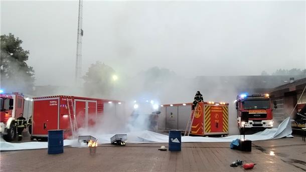 Mit einer spektakulären Show aus Feuer, Licht und künstlichem Nebel präsentierte die Ortswehr Nordenham ihre neuen Fahrzeuge.