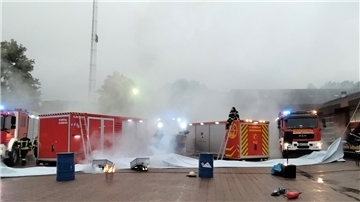 Mit einer spektakulären Show aus Feuer, Licht und künstlichem Nebel präsentierte die Ortswehr Nordenham ihre neuen Fahrzeuge.