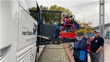 Mit einer speziellen Rampe gelangt Eishockey-Fan Simon Brischke in den Fanbus.