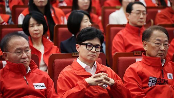 Südkoreas Opposition siegt deutlich bei Parlamentswahl Mit ernsten Gesichtern verfolgen Han Dong-hoon (M), Vorsitzender der regierenden People Power Party, und Parteimitglieder die TV-Übertragung der Stimmenauszählung.