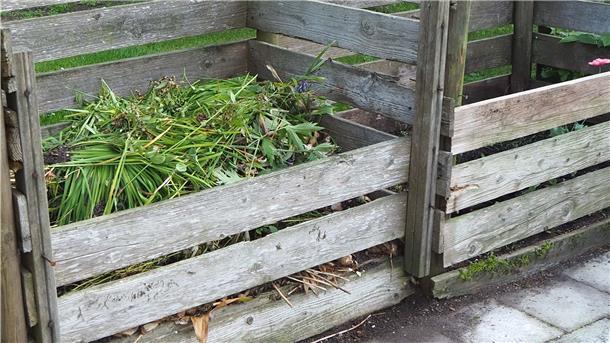 Mit etwas handwerklichem Geschick lassen sich aus Holzbrettern und -pfosten Kompostsilos für den Garten bauen.